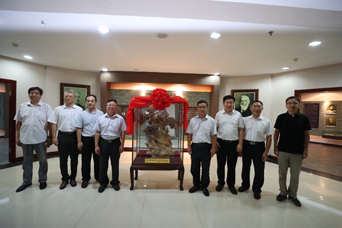 威尼斯欢乐娱人v3676部向登州文会馆捐赠根雕纪念品.JPG 威尼斯欢乐娱人v3676部向登州文会馆捐赠根雕纪念品.JPG